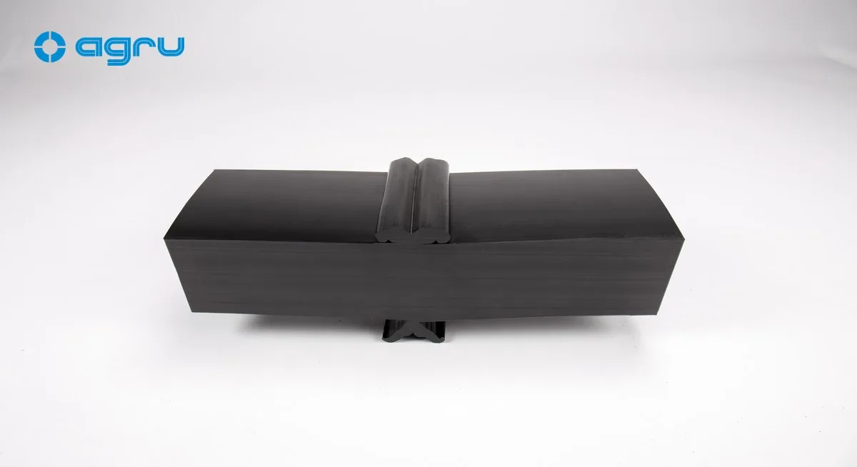 Corte de uma solda de topo em tubo PEAD AGRU, com o cordão duplo visível