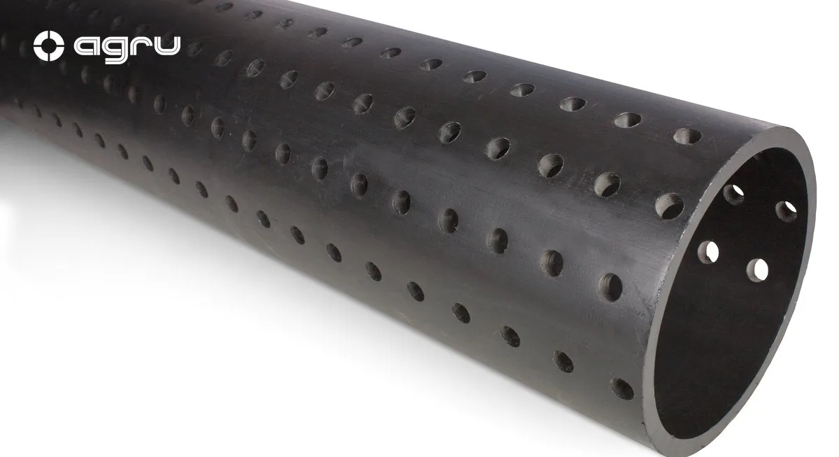Tubo drenante de PEAD perfurado da AGRU, em PE 100 preto, para drenagem subterrânea